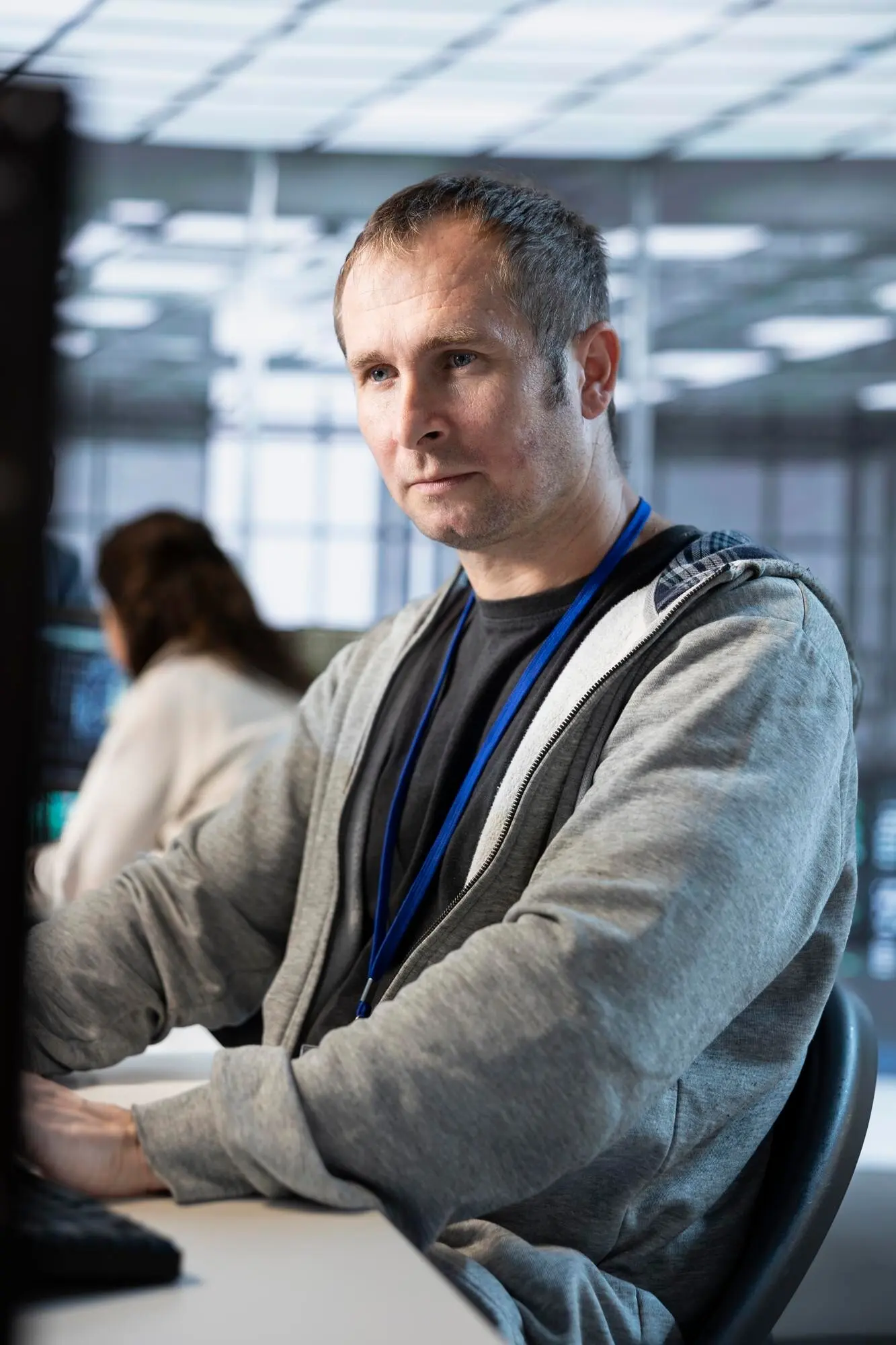 Специалист по информатике на серверной ферме, обеспечивающий соответствие отраслевым стандартам.