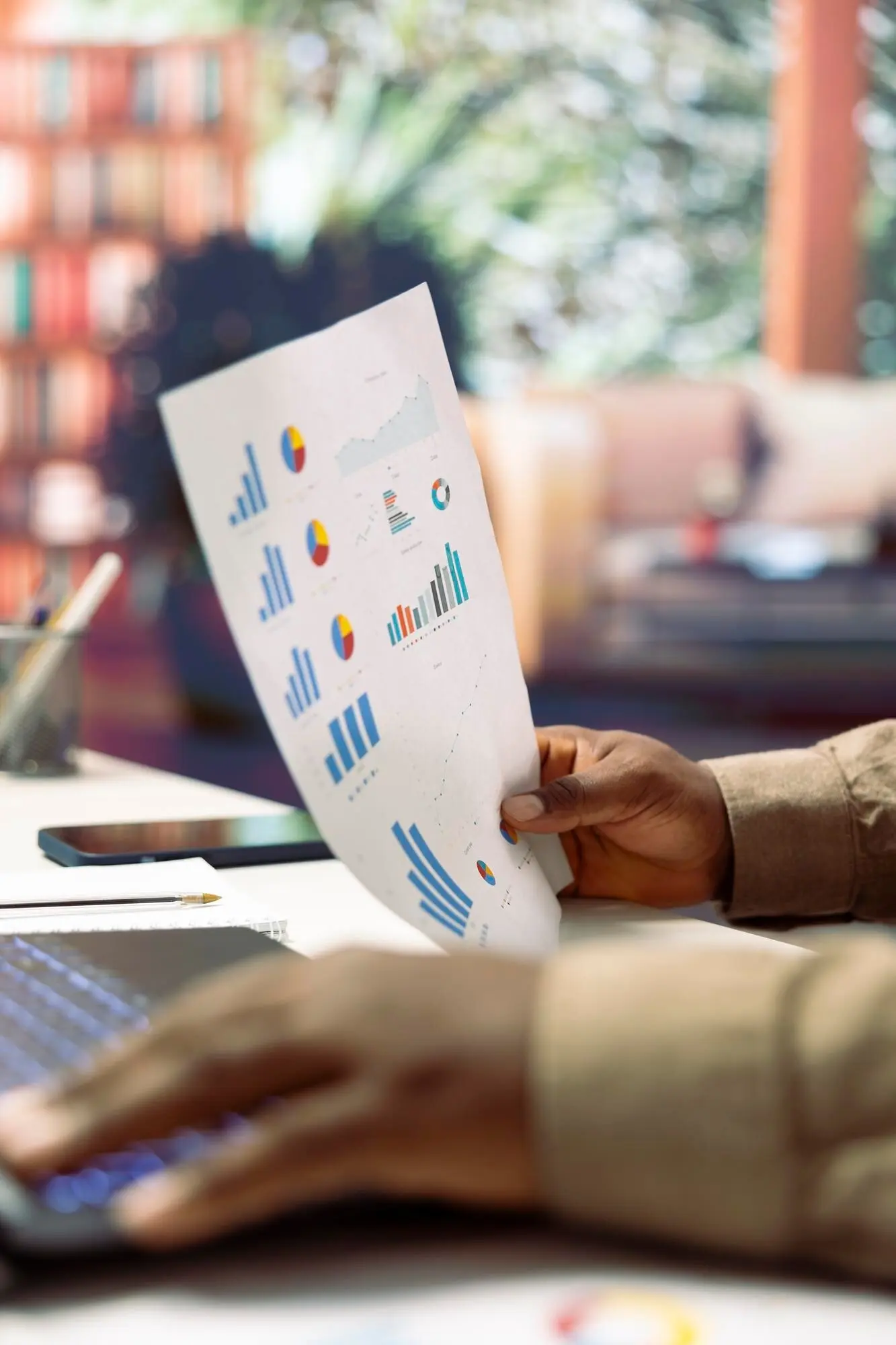 Фрилансер занимается разработкой стартап‑проекта и анализом финансовой статистики.